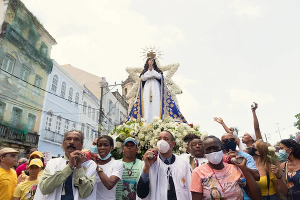 Salvador, Bahia, Brezilya - 08 Aralık 2022: Bahia 'nın Salvador kentindeki Nossa Senhora da Conceicao da Praia onuruna düzenlenen törene yüzlerce Katolik inanan katıldı..