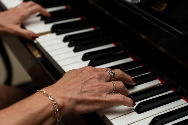 Skickliga Händer Spelar Piano Natten Hemma Musikalitet Och Perfektion — Stockfoto