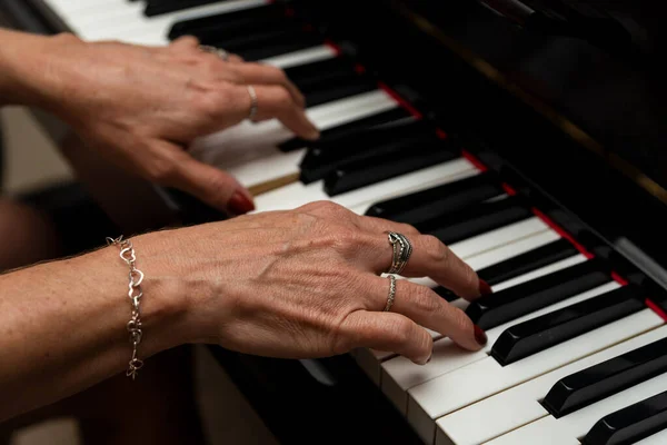 Skickliga Händer Spelar Piano Natten Hemma Musikalitet Och Perfektion — Stockfoto