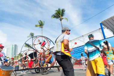 Salvador, Bahia, Brezilya - 11 Şubat 2023: Sirk sanatçıları, Bahia 'nın Salvador kentindeki Karnaval öncesi Fuzue geçit töreninde dans eder, şarkı söyler ve perküsyon enstrümanları çalarlar.