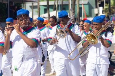 Salvador, Bahia, Brezilya - 11 Şubat 2023: Bir gruptaki müzisyenler Salvador, Bahia 'daki karnaval öncesi Fuzue geçit töreni sırasında pirinç enstrüman çalıyorlar.