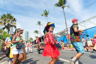 Salvador, Bahia, Brezilya - 11 Şubat 2023: Sirk sanatçıları, Bahia 'nın Salvador kentindeki Karnaval öncesi Fuzue geçit töreninde dans eder, şarkı söyler ve perküsyon enstrümanları çalarlar.