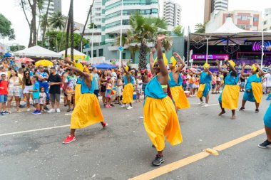Salvador, Bahia, Brezilya - 11 Şubat 2023: Afrikalı bir kültür grubundan kadınlar Salvador, Bahia 'daki Fuzue Karnavalı öncesi dönemde görüldü.