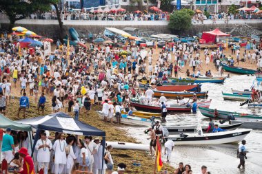 Salvador, Bahia, Brezilya - 2 Şubat 2023: Binlerce insan sahilde Salvador 'daki Rio Vermelho plajında Iemanja' ya hediyeler sunuyor.