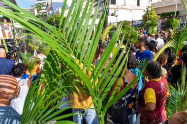 Salvador, Bahia, Brezilya - Abril 02, 2023: Katolik inananlar Salvador, Bahia 'daki Palm Sunday geçit töreni için hazırlanıyorlar.