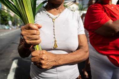 Salvador, Bahia, Brezilya - Abril 02, 2023: Katoliklere tapanlar Palm Sunday ayini için Salvador, Bahia 'da palmiye dallarına sahipler.