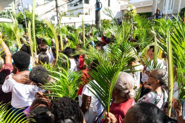 Salvador, Bahia, Brezilya - Abril 02, 2023: Katoliklere tapanlar Palm Sunday ayini için Salvador, Bahia 'da palmiye dallarına sahipler.