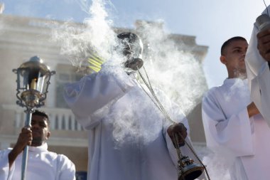 Salvador, Bahia, Brezilya - Abril 02, 2023: Katolik seminerler, Salvador, Bahia 'daki Palm Sunday geçit töreni için tütsüyle hazırlanıyorlar..