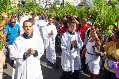 Salvador, Bahia, Brezilya - Abril 02, 2023: Seminerler ve Katolikler, Salvador, Bahia 'daki Pazar geçit töreni sırasında yürüyorlar.