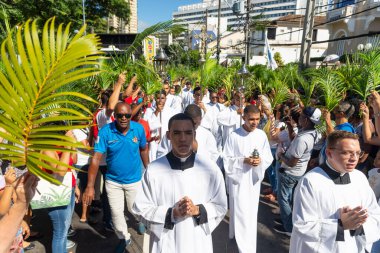 Salvador, Bahia, Brezilya - Abril 02, 2023: Seminerler ve Katolikler, Salvador, Bahia 'daki Pazar geçit töreni sırasında yürüyorlar.