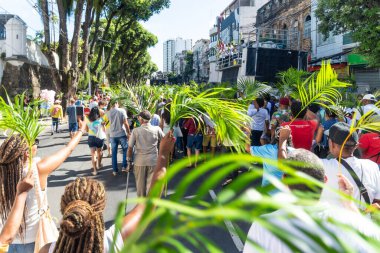 Salvador, Bahia, Brezilya - Abril 02, 2023: Katoliklere tapanlar Palm Sunday ayininde Salvador, Bahia 'da palmiye dalları sallıyorlar.