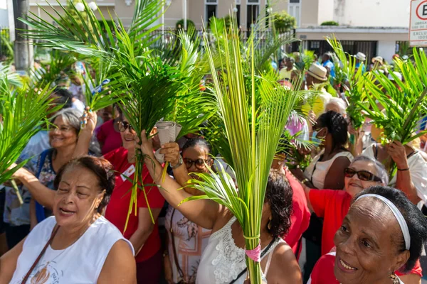 Salvador, Bahia, Brezilya - Abril 02, 2023: Katoliklere tapanlar Palm Sunday ayini için Salvador, Bahia 'da palmiye dallarına sahipler.