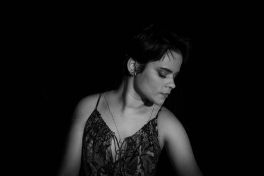 Kendine güvenen güzel bir kadının siyah beyaz portresi. Olgunluk kavramı