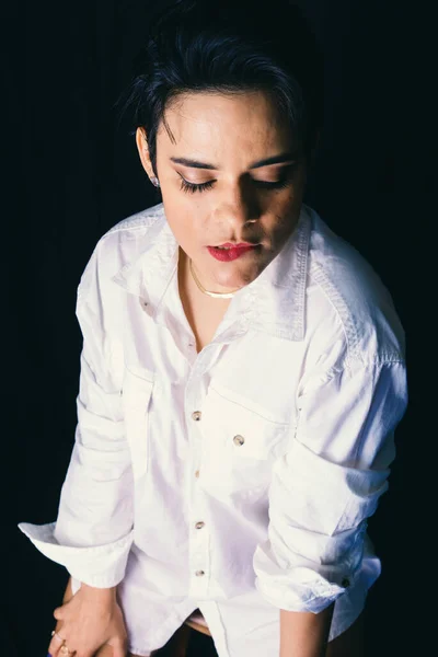 Όμορφη Γυναίκα Αυτοπεποίθηση Που Φοράει Λευκά Ρούχα Απομονωμένα Μαύρο Φόντο — Φωτογραφία Αρχείου