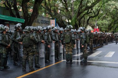 Salvador, Bahia, Brezilya - Setembro 07, 2022: Ordu askerleri teçhizatlı ve Brezilya 'nın Bahia kentindeki bağımsızlık günü geçit töreninin başlamasını bekliyorlar.