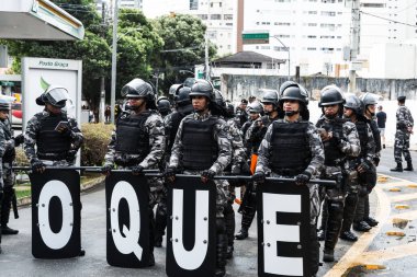 Salvador, Bahia, Brezilya - Setembro 07, 2022: Bahia Askeri Polisi 'nin askerleri, Salvador kentinde düzenlenen Brezilya bağımsızlık günü geçit töreninin başlamasını bekliyorlar..