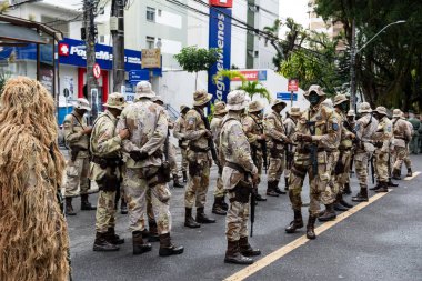 Salvador, Bahia, Brezilya - Setembro 07, 2022: Bahia Askeri Polisi 'nin askerleri, Salvador kentinde düzenlenen Brezilya bağımsızlık günü geçit töreninin başlamasını bekliyorlar..