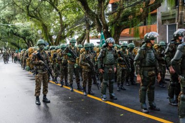 Salvador, Bahia, Brezilya - Setembro 07, 2022: Ordu askerleri teçhizatlı ve Brezilya 'nın Bahia kentindeki bağımsızlık günü geçit töreninin başlamasını bekliyorlar.