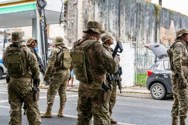 Salvador, Bahia, Brezilya - Setembro 07, 2022: Bahia Askeri Polisi 'nin askerleri, Salvador kentinde düzenlenen Brezilya bağımsızlık günü geçit töreninin başlamasını bekliyorlar..