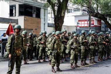 Salvador, Bahia, Brezilya - Setembro 07, 2022: Ordu askerleri teçhizatlı ve Bahia 'nın Salvador kentinde düzenlenen Brezilya bağımsızlık günü geçit töreninin başlamasını bekliyorlar.