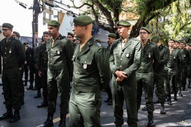 Salvador, Bahia, Brezilya - Setembro 07, 2022: Ordu subayları Brezilya 'nın Salvador şehrindeki bağımsızlık günü geçit töreninin başlamasını bekliyorlar.