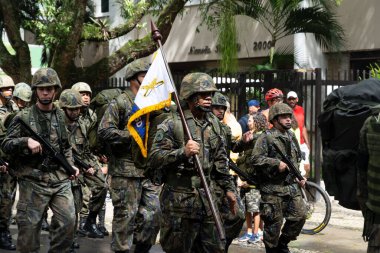 Salvador, Bahia, Brezilya - Setembro 07, 2022: Brezilya 'nın Bahia kentindeki Salvador şehrinde bağımsızlık gününde Brezilya askeri geçit töreni.