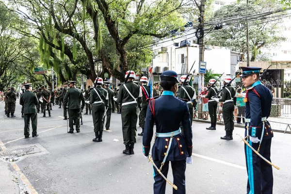 살바도르 브라질 2022 장교들 살바도르에서 브라질 독립일 행렬을 기다리며 — 스톡 사진