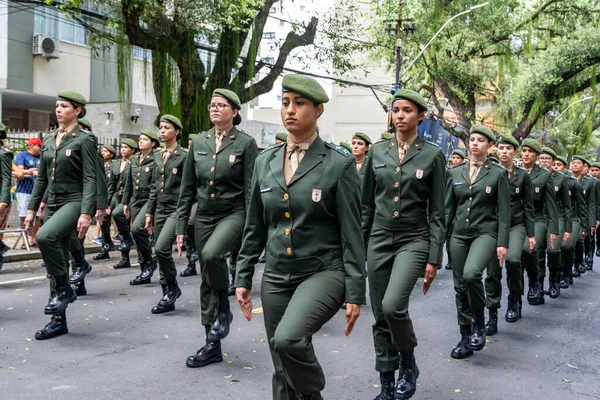 ブラジルのバヒア州サルバドール Setembo 2022 女性兵士がサルバドール市のブラジル独立記念日にパレードしている — ストック写真