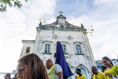 Salvador, Bahia, Brezilya - 07 Nisan 2023: Katolikler Valenca, Bahia 'da İsa' nın Tutkusu töreninde Meryem 'in heykelini Igreja da Matriz' in önünde taşıdılar..