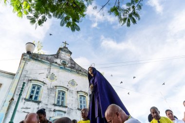 Salvador, Bahia, Brezilya - 07 Nisan 2023: Katolikler Valenca, Bahia 'da İsa' nın Tutkusu töreninde Meryem 'in heykelini Igreja da Matriz' in önünde taşıdılar..