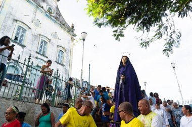 Salvador, Bahia, Brezilya - 07 Nisan 2023: Katolikler Valenca, Bahia 'daki İsa' nın Çilesi geçit töreninde Meryem 'in heykelini taşıdılar..