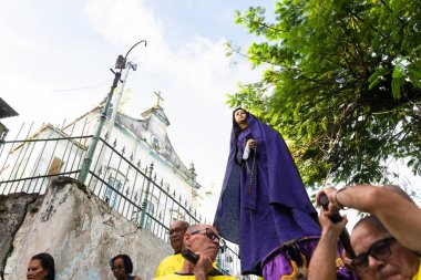 Salvador, Bahia, Brezilya - 07 Nisan 2023: Katolikler Valenca, Bahia 'daki İsa' nın Çilesi geçit töreninde Meryem 'in heykelini taşıdılar..