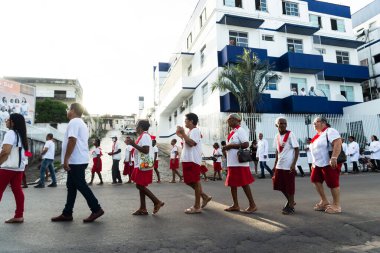 Salvador, Bahia, Brezilya - 07 Nisan 2023: Valenca, Bahia 'da İsa' nın Çilesi geçit töreni sırasında Katolik inananlar kuyrukta ve sessizlik içinde.