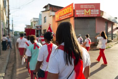 Salvador, Bahia, Brezilya - 07 Nisan 2023: Katolik rahip ve inananlar Valenca, Bahia şehrinin sokaklarında İsa 'nın Çilesi geçit töreninde görüldüler..
