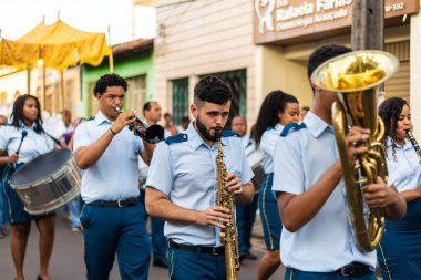 Salvador, Bahia, Brezilya - 07 Nisan 2023: Valenca, Bahia 'daki İsa' nın Çilesi geçit töreninde müzisyenler rüzgar enstrümanları çalıyorlar.