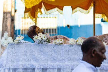 Salvador, Bahia, Brezilya - 07 Nisan 2023: Katolik inananlar, Valenca, Bahia 'da İsa' nın Çilesi geçit töreninde ölen İsa heykelini taşıdılar..