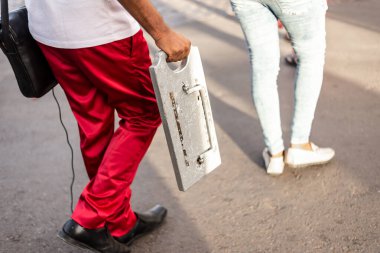 Salvador, Bahia, Brezilya - 07 Nisan 2023: Valenca, Bahia 'da İsa' nın Çilesi geçit töreninde çıngıraklı Katolik inananlar.