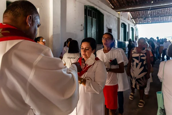 Salvador Bahía Brasil Abril 2023 Fieles Católicos Reciben Una Hostia — Foto de Stock