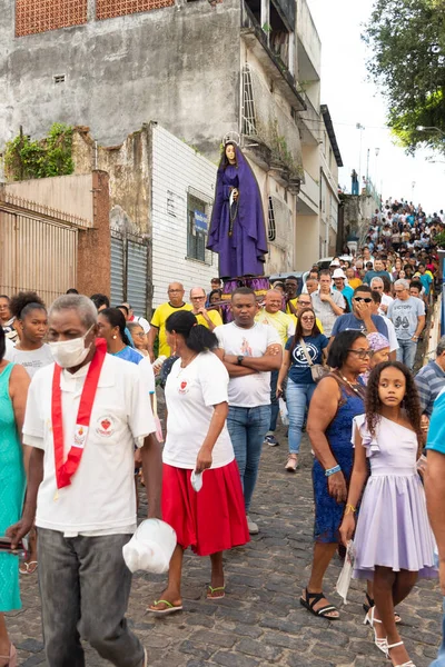 stock image Salvador, Bahia, Brazil - April 07, 2023: Hundreds of Catholic faithful carry the statue of Mary during the procession of the Passion of Christ in the city of Valenca, Bahia.