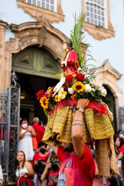 Salvador, Bahia, Brezilya - 4 Aralık 2022: Katolik bir inananın Pelourinho, Salvador, Bahia 'da Santa Barbara' nın bir resmini taşıdığı görüldü.