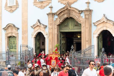 Salvador, Bahia, Brezilya - 4 Aralık 2022: Santa Barbara 'nın görüntüsü Pelourinho, Salvador, Bahia' daki kalabalığın arasında taşınır..