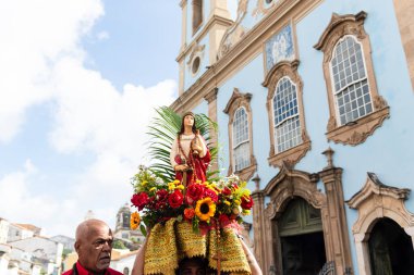 Salvador, Bahia, Brezilya - 4 Aralık 2022: Santa Barbara 'nın görüntüsü Pelourinho, Salvador, Bahia' daki kalabalığın arasında taşınır..