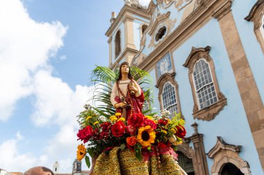 Salvador, Bahia, Brezilya - 4 Aralık 2022: Santa Barbara 'nın görüntüsü Pelourinho, Salvador, Bahia' daki kalabalığın arasında taşınır..