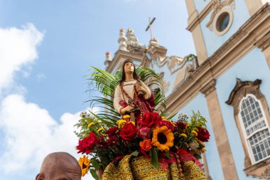 Salvador, Bahia, Brezilya - 4 Aralık 2022: Santa Barbara 'nın görüntüsü Pelourinho, Salvador, Bahia' daki kalabalığın arasında taşınır..