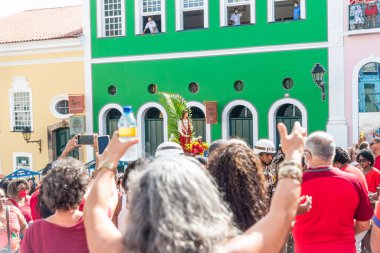 Salvador, Bahia, Brezilya - 4 Aralık 2022: Katolik inananlar, Salvador, Bahia 'daki Pelourinho' da düzenlenen törende Santa Barbara 'nın resmine saygılarını sundular..