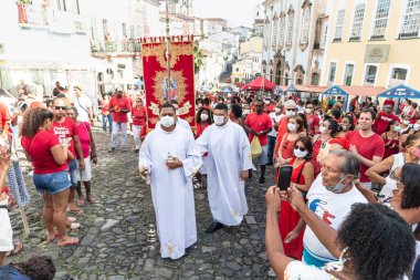 Salvador, Bahia, Brezilya - 4 Aralık 2022: İnsanlar Pelourinho, Salvador, Bahia 'da Santa Barbara onuruna düzenlenen törene katıldılar.