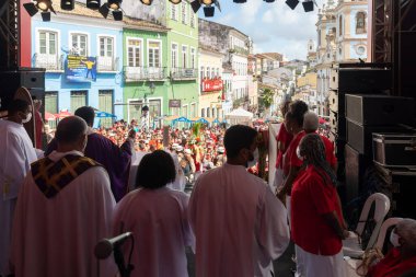 Salvador, Bahia, Brezilya - 4 Aralık 2022: Rahipler Pelourinho, Salvador, Bahia 'da Santa Barbara' nın onuruna açık hava ayinini kutladılar.