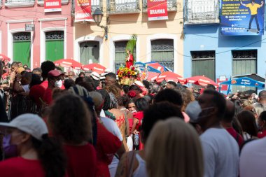 Salvador, Bahia, Brezilya - 4 Aralık 2022: Katolik kalabalığı Pelourinho, Salvador, Bahia 'da Santa Barbara' nın onuruna ayine katıldı.
