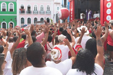 Salvador, Bahia, Brezilya - 4 Aralık 2022: Katolik kalabalığı Pelourinho, Salvador, Bahia 'da Santa Barbara' nın onuruna ayine katıldı.