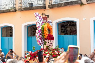 Salvador, Bahia, Brezilya - 4 Aralık 2022: Katolik inananlar Pelourinho, Salvador, Bahia 'da Santa Barbara onuruna düzenlenen törene eşlik ederler..